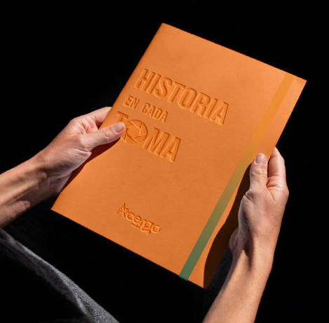 folder en manos