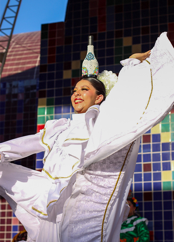 bailarina botella nayarit en la cabeza