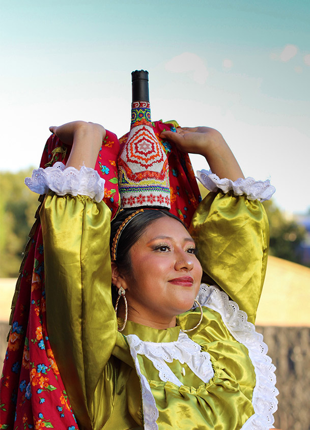 bailarina botella nayarit en la cabeza