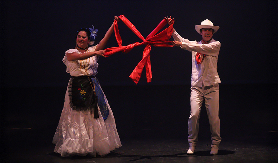 bailarines formando moño bamba